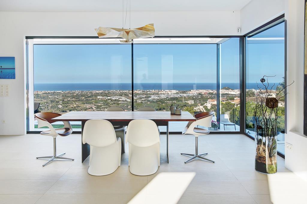 Modern villa built by Vives Pons with sea views in Dénia