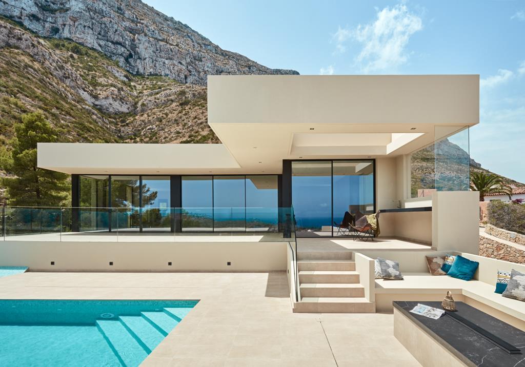 Villa moderne construite par Vives Pons donnant sur la mer et Montgó