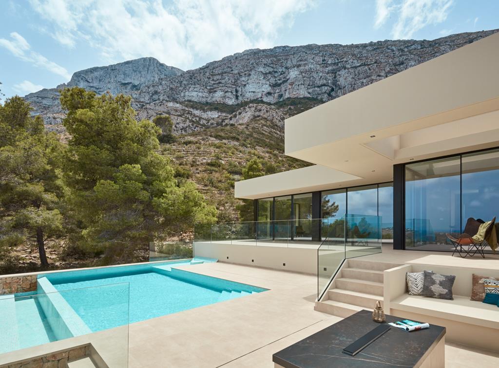 Villa moderna construida por Vives Pons con vistas al mar y al Montgó