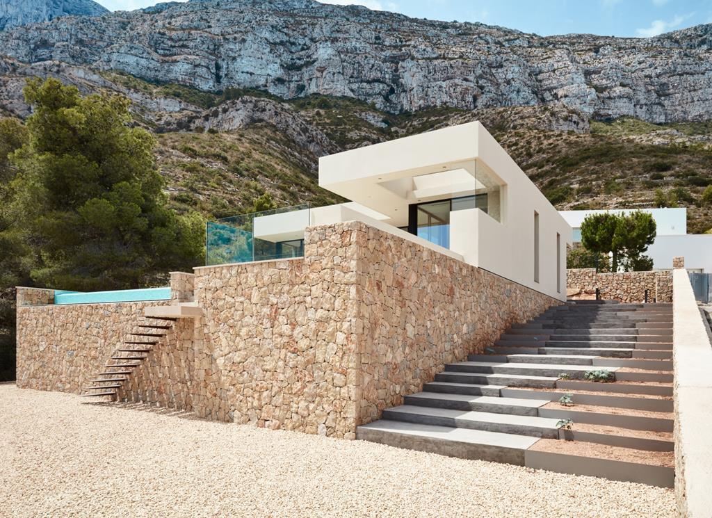 Modern villa built by Vives Pons overlooking the sea and Montgó