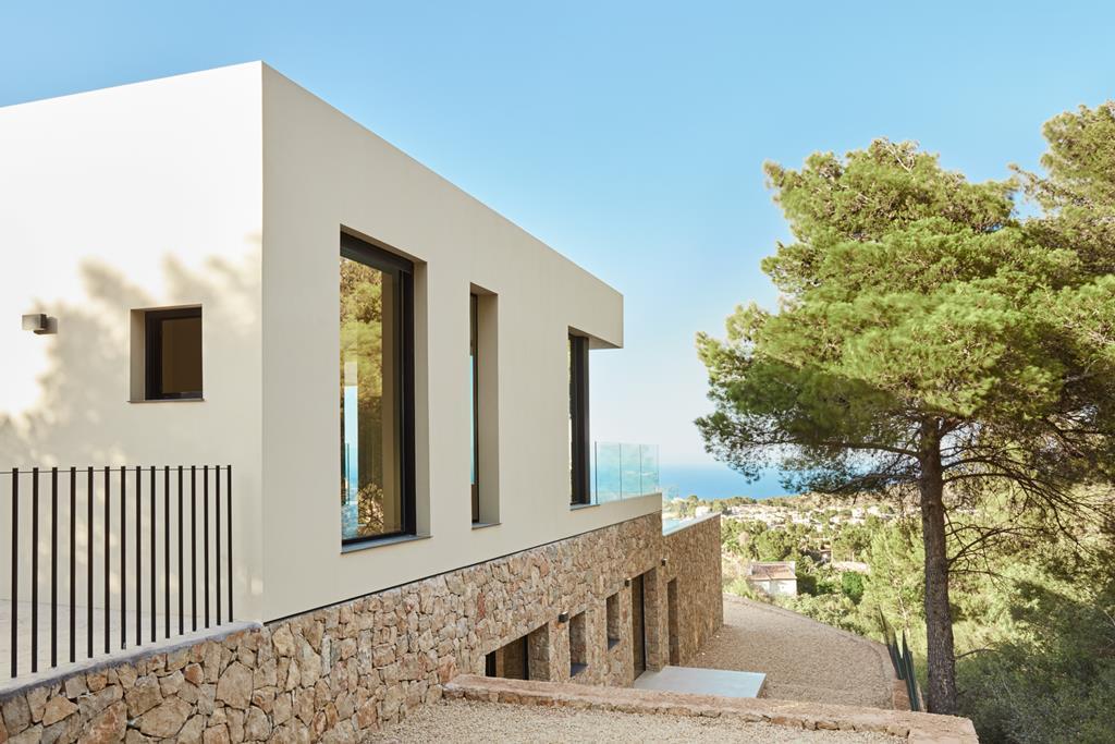 Villa moderne construite par Vives Pons donnant sur la mer et Montgó