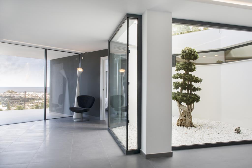 Moderne Villa von Vives Pons mit Meerblick in Dénia