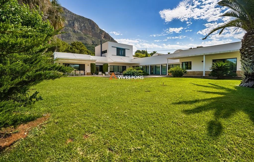 Modern villa excellently located at the foot of montgó, Jávea