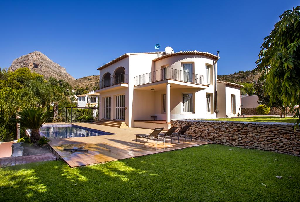 Villa overlooking the Montgó and very well located, in Jávea