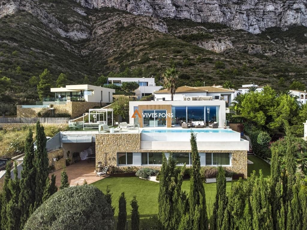 Modern villa with sea views in Dénia