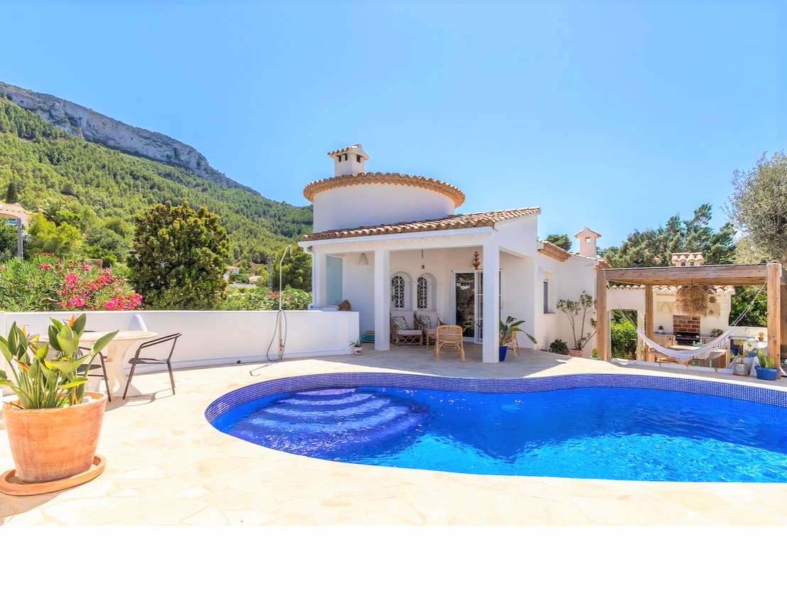 Villa de style Ibizan, avec quatre chambres, vue sur la mer et le Montgó, Dénia