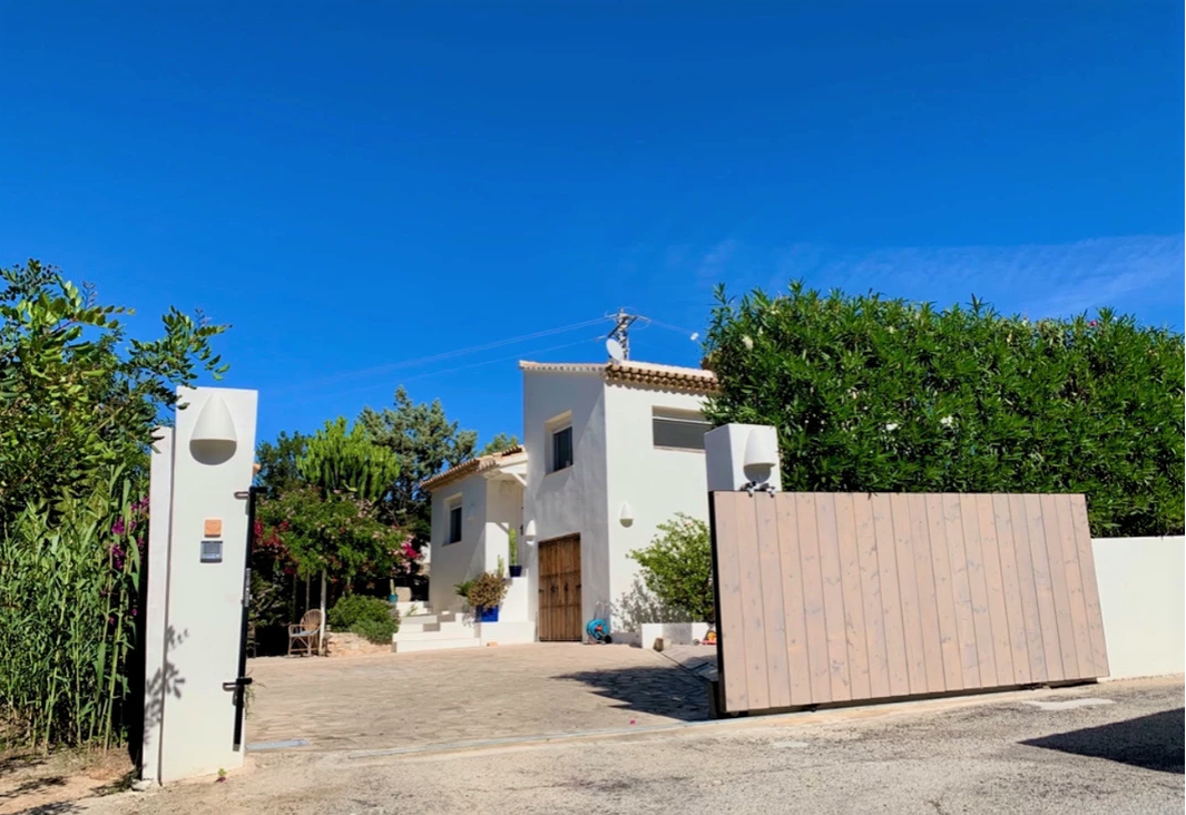 Ibiza stijl villa, met vier slaapkamers, uitzicht op de zee en de Montgó, Dénia