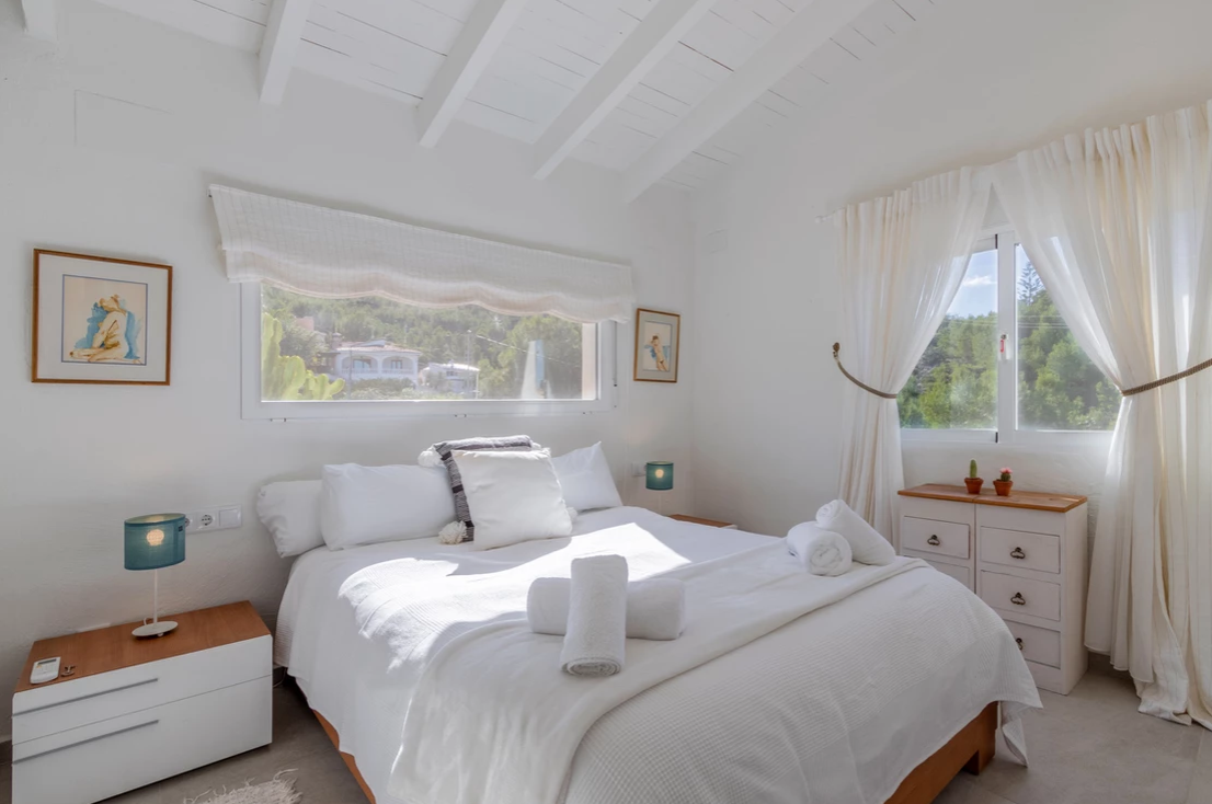 Villa de estilo ibicenco, con cuatro dormitorios, vistas al mar y al Montgó, Dénia