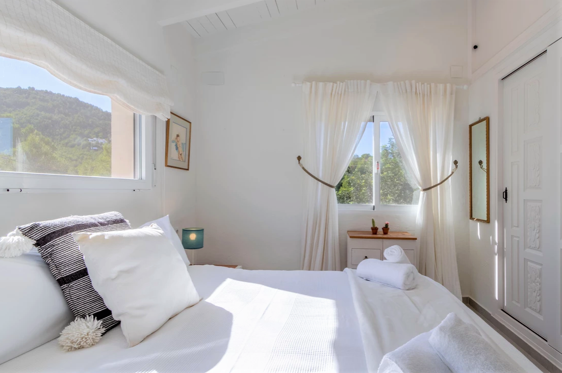 Villa de estilo ibicenco, con cuatro dormitorios, vistas al mar y al Montgó, Dénia