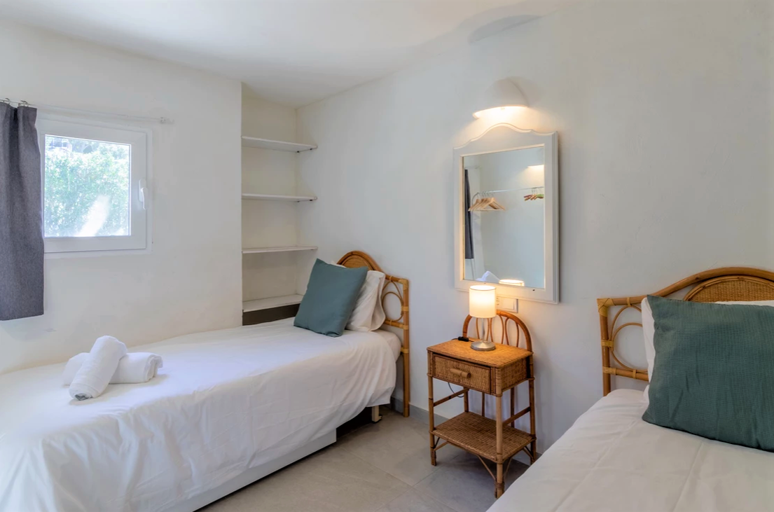 Ibiza stijl villa, met vier slaapkamers, uitzicht op de zee en de Montgó, Dénia