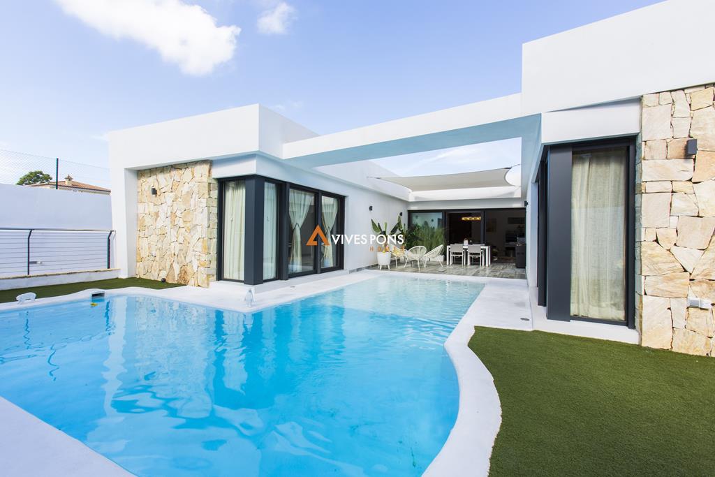 Modern, very sunny villa with four bedrooms and on one floor