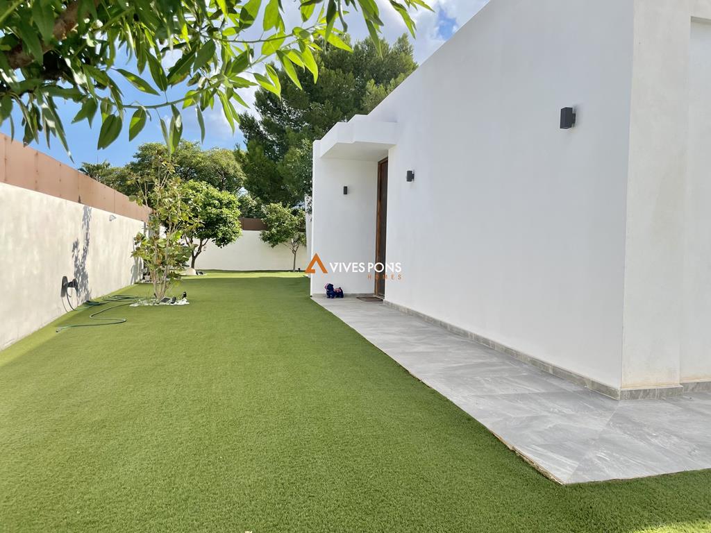 Modern, very sunny villa with four bedrooms and on one floor