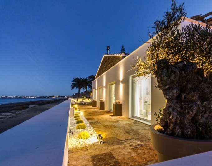 Villa en primera línea, totalmente renovada, playa Els Molins, Dénia