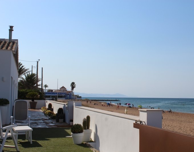 Villa en primera línea, totalmente renovada, playa Els Molins, Dénia