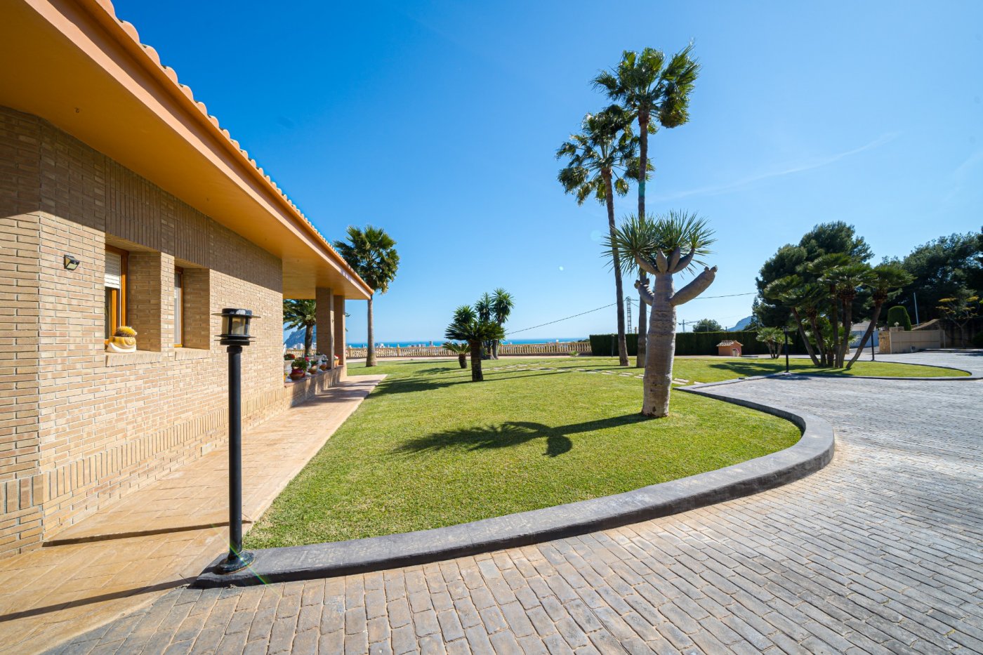 Villa met uitgebreid perceel en uitzicht op zee, Calpe