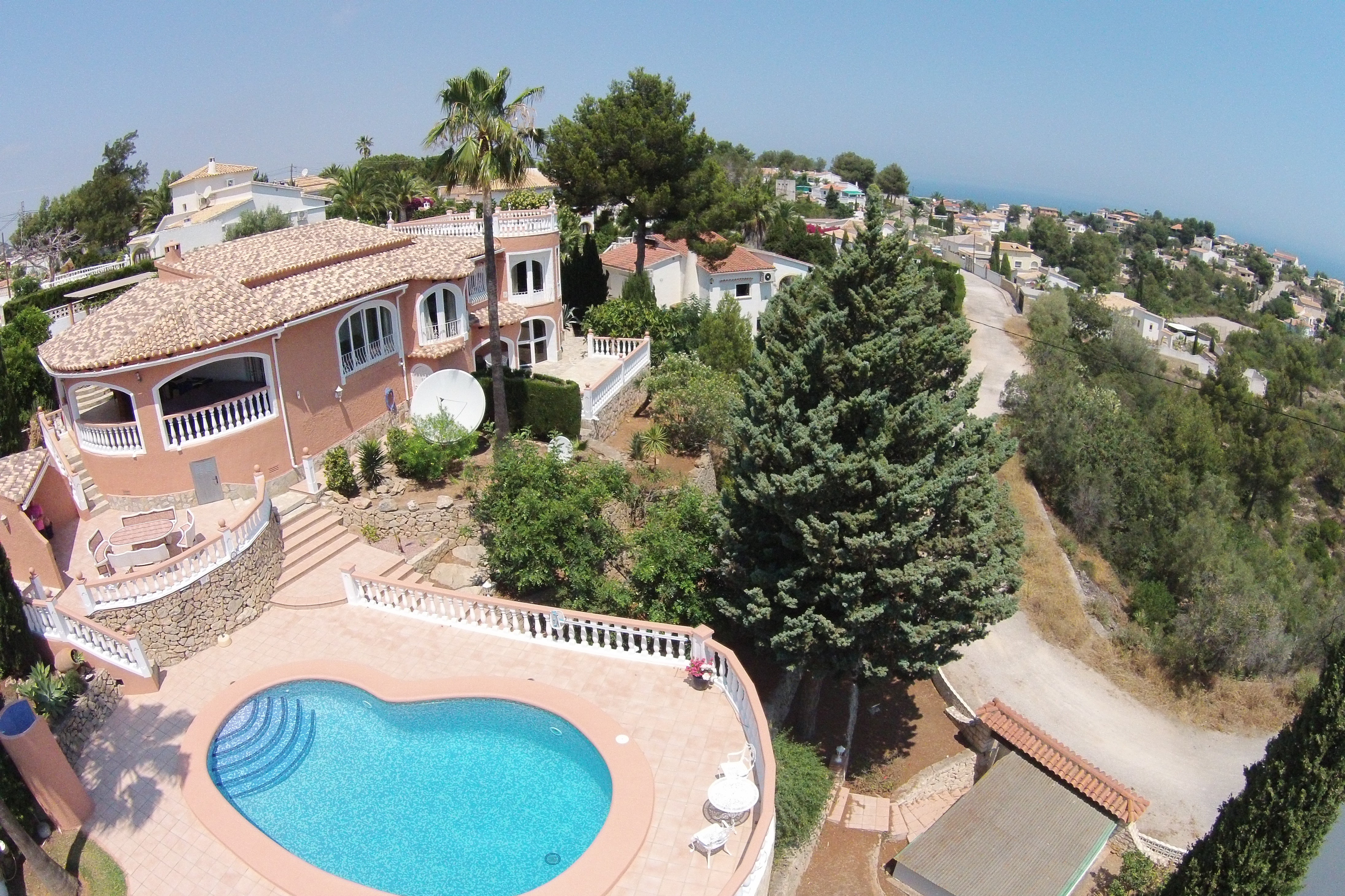 Se vende: Dénia, Alicante - Villa de cuatro dormitorios con apartamento independiente, vistas al mar y a la montaña, piscina y jardín