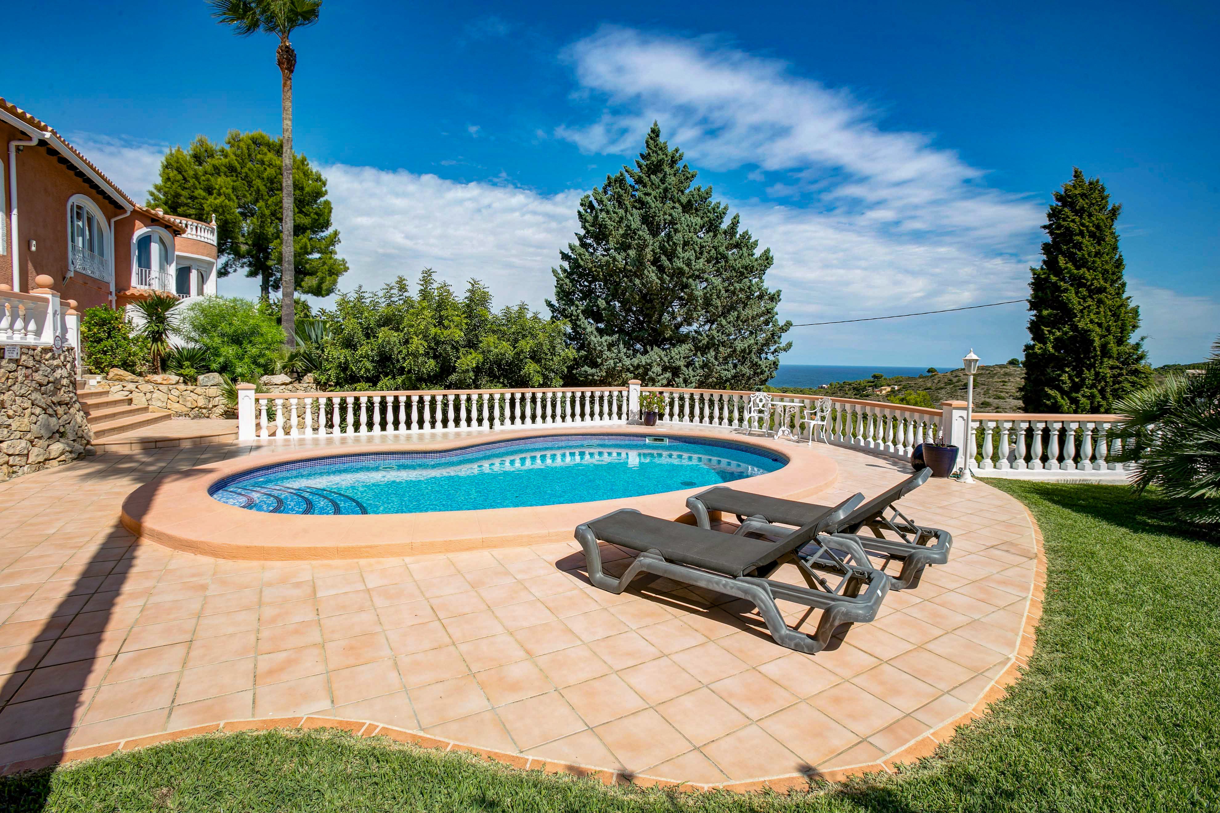A vendre: Dénia, Alicante - Villa de quatre chambres avec appartement séparé, vue sur la mer et la montagne, piscine et jardin