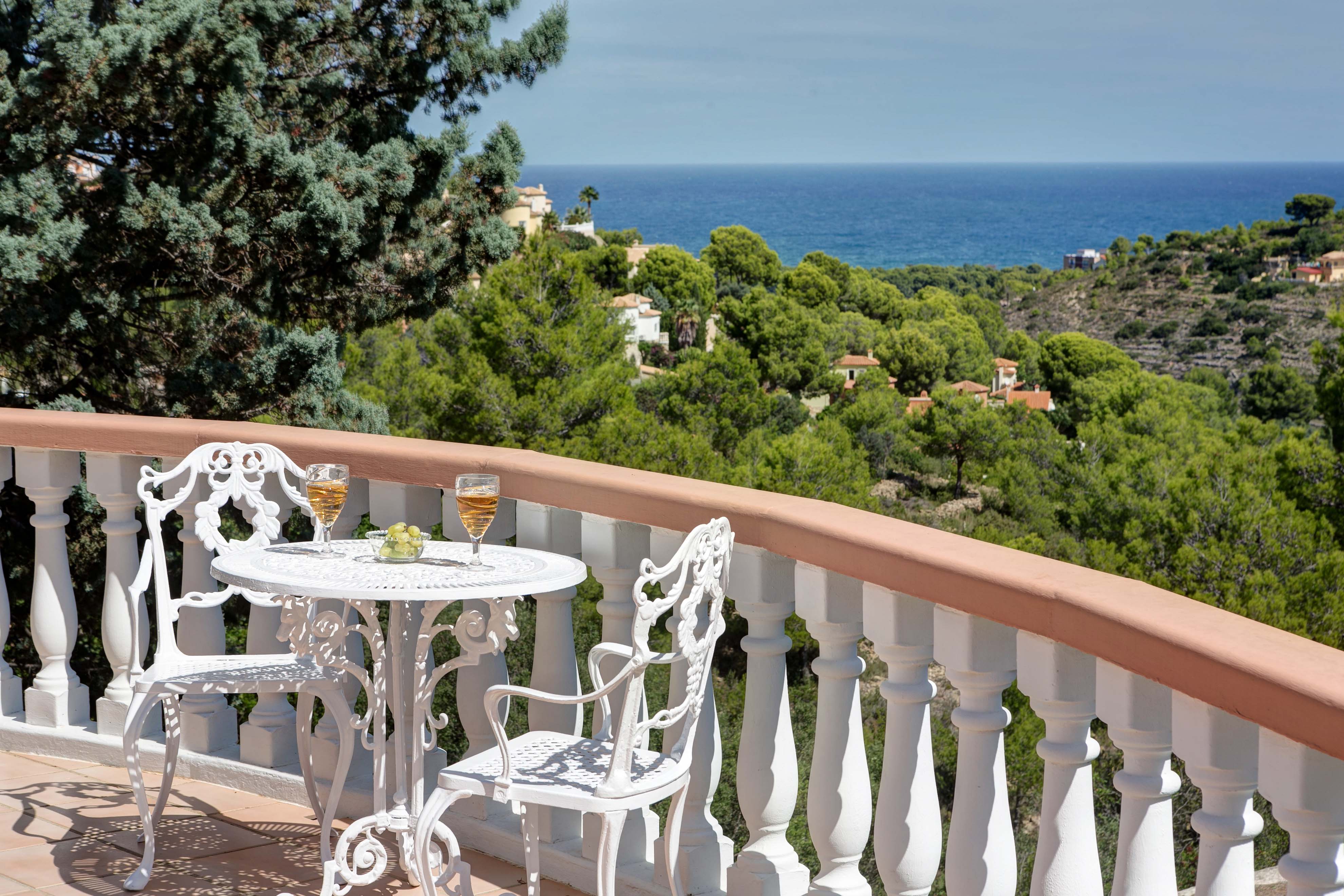 Te koop: Dénia, Alicante - Vier slaapkamer villa met apart appartement, uitzicht op zee en de bergen, zwembad en tuin