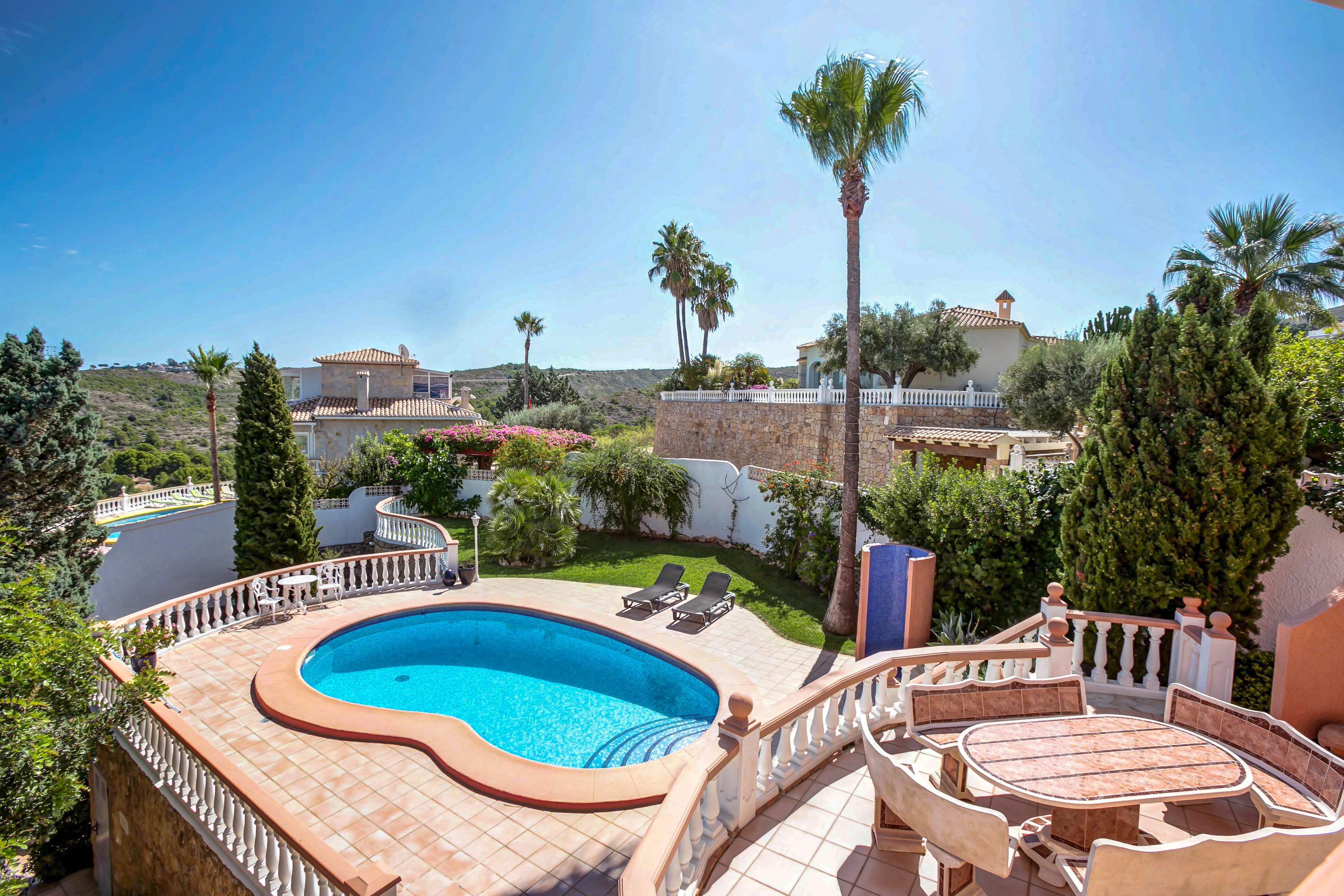 Se vende: Dénia, Alicante - Villa de cuatro dormitorios con apartamento independiente, vistas al mar y a la montaña, piscina y jardín