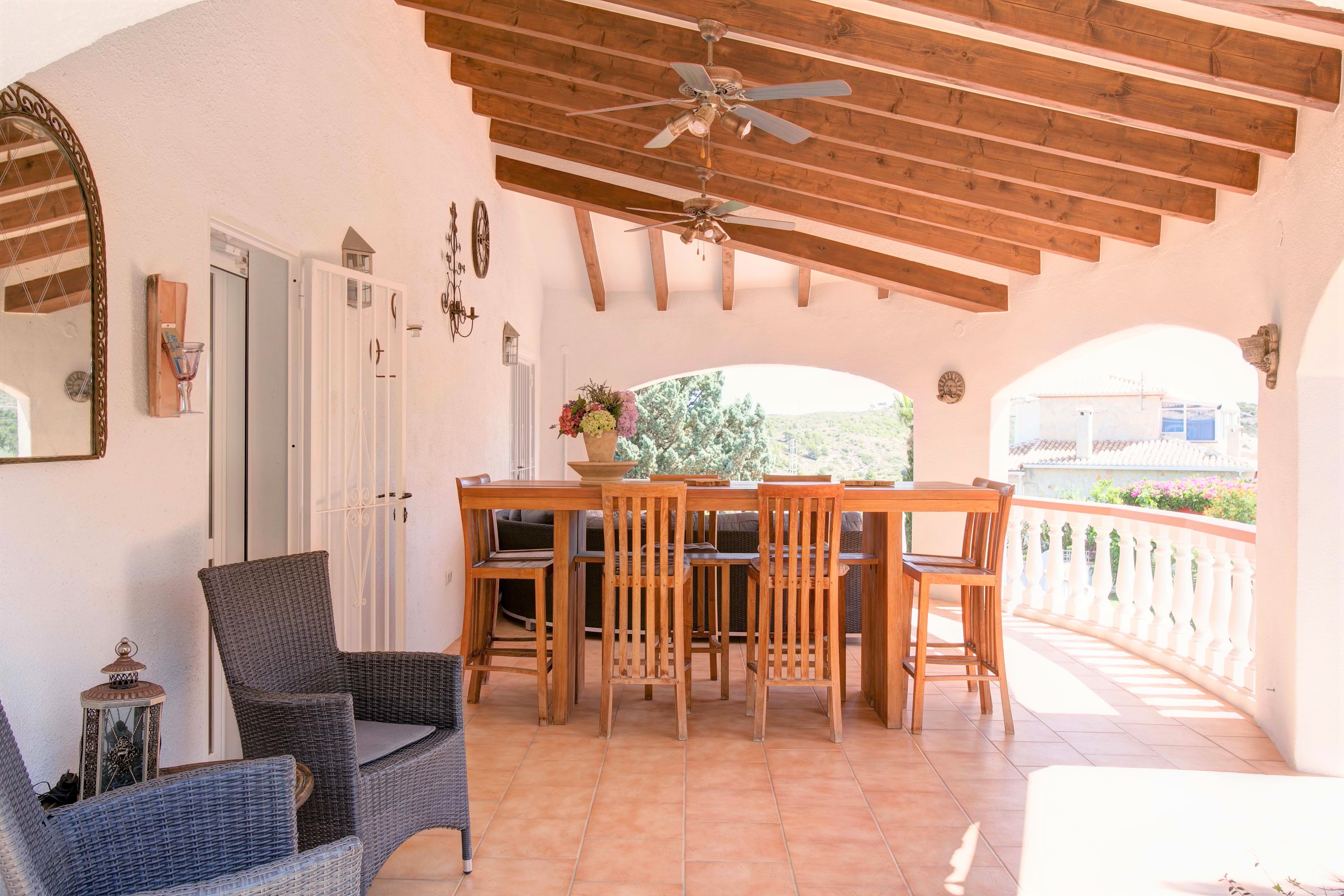 Zu verkaufen: Dénia, Alicante - Villa mit vier Schlafzimmern, separater Wohnung, Meer- und Bergblick, Pool und Garten