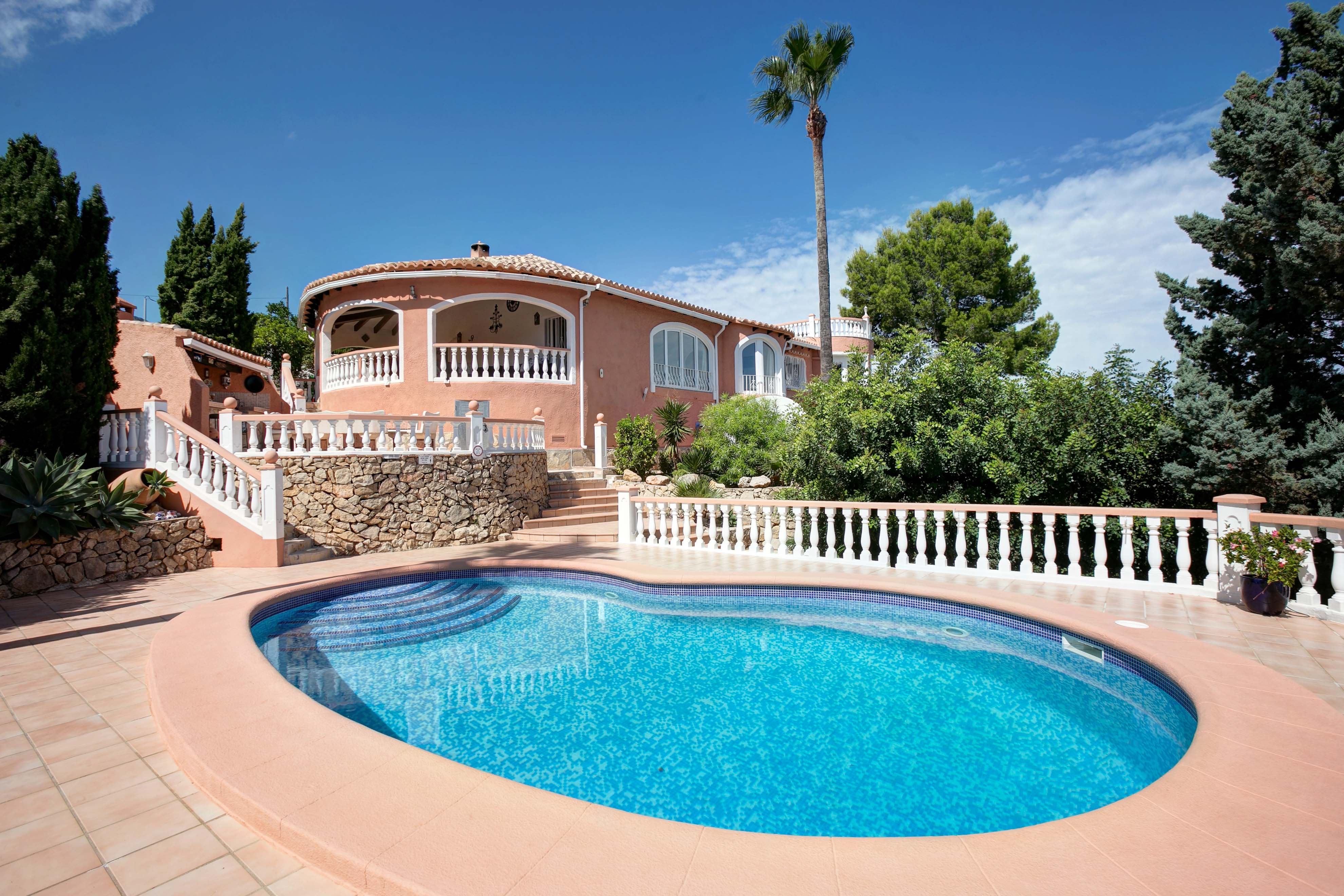 Zu verkaufen: Dénia, Alicante - Villa mit vier Schlafzimmern, separater Wohnung, Meer- und Bergblick, Pool und Garten