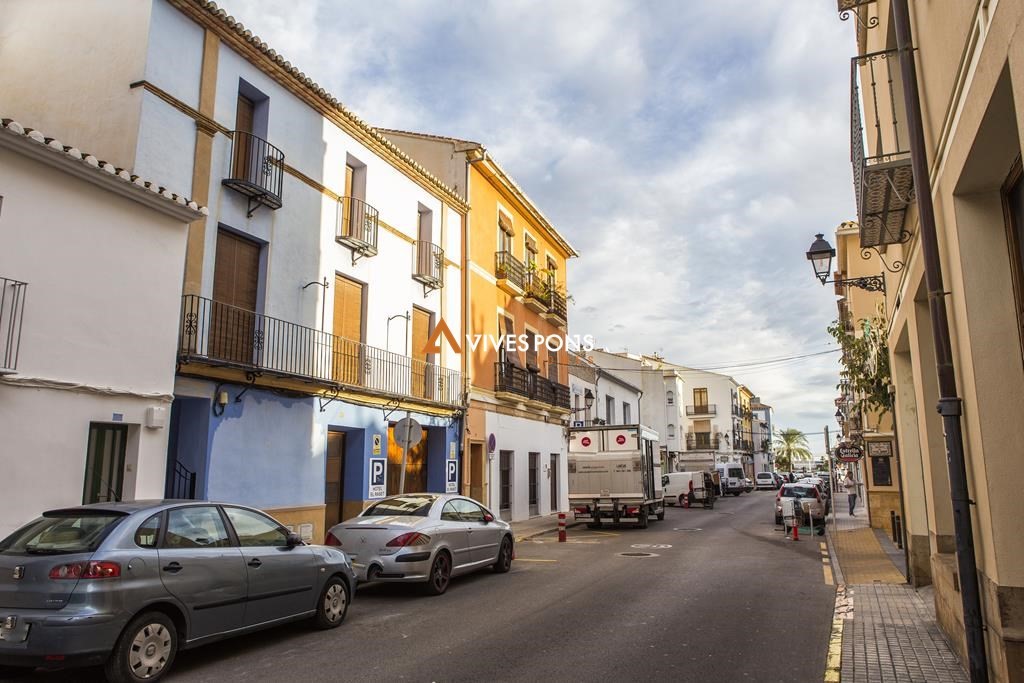 Building with large garage, warehouse and housing, center of Dénia