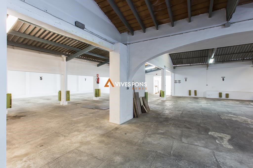 Building with large garage, warehouse and housing, center of Dénia