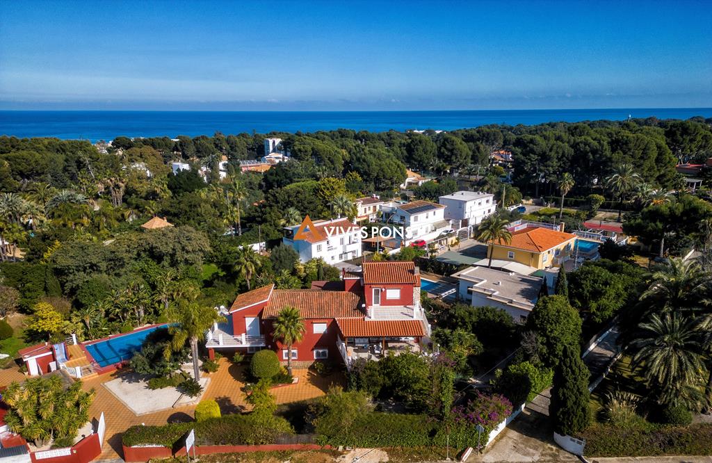 Villa mit 2950 m² Grundstück nur 700 m von Marineta Cassiana, Dénia