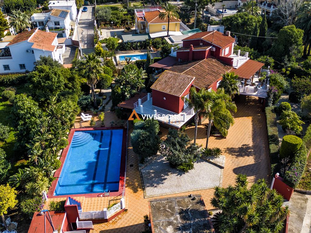 Villa with 2950 m² plot just 700 m from Marineta Cassiana, Dénia