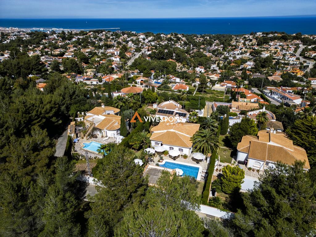 Villa mit Blick auf das Meer und den Montgó in Dénia, auf einer Ebene verteilt
