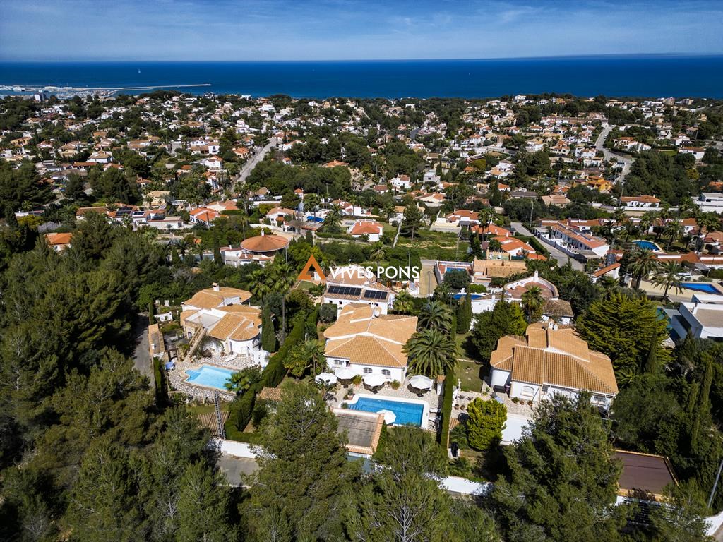 Villa con vistas al mar y al Montgó en Dénia, distribuida en un solo nivel